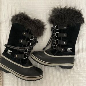 Sorel Girl’s Black Waterproof Winter Boots With Fur Trim 1 (Little girl)